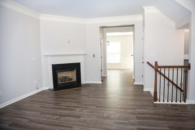 Building Photo - 851 Stratum Way SE