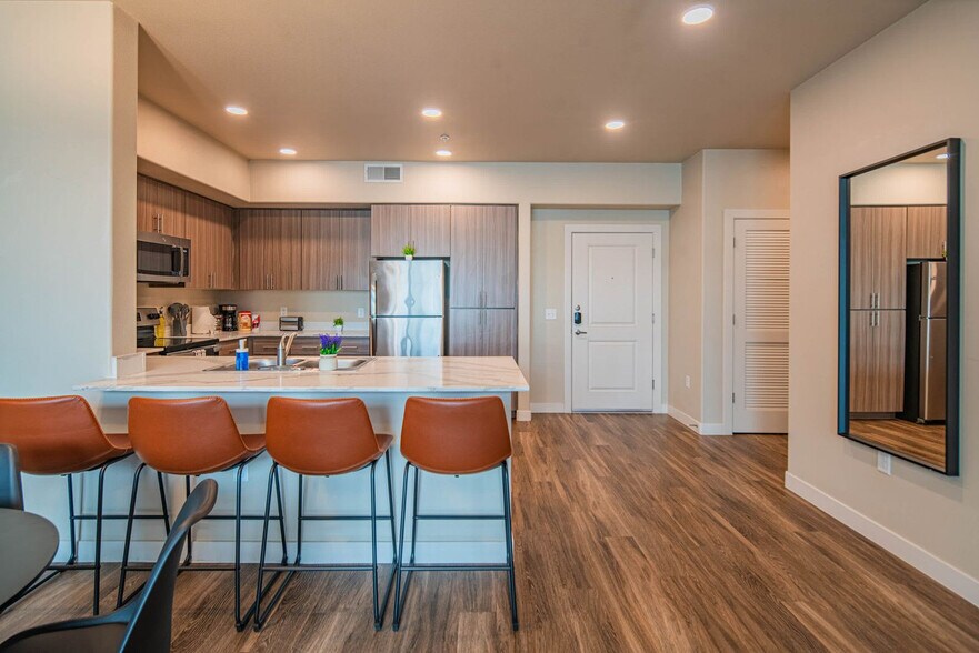 Building Photo - 2044 S Willow Creek Apartment