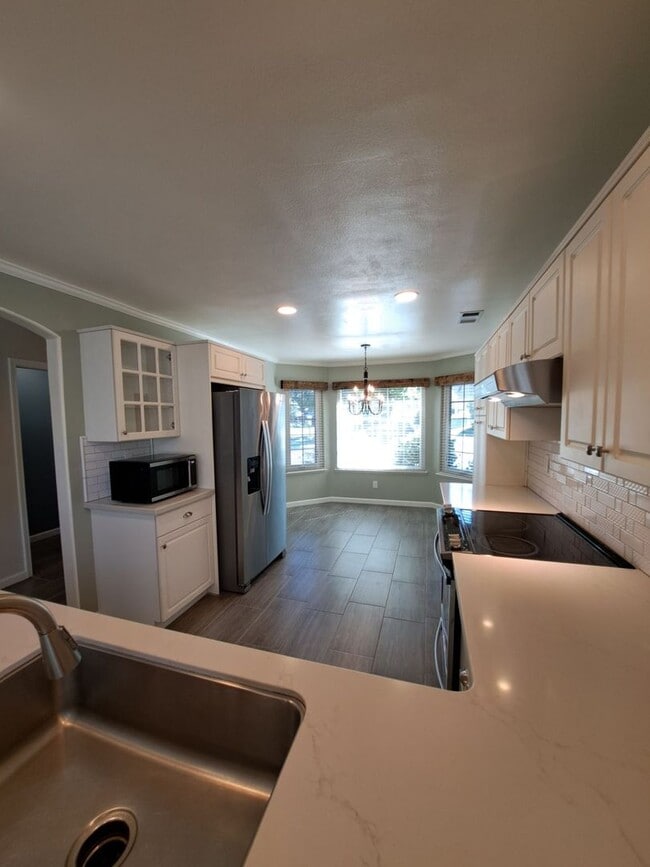 Building Photo - 3-Bedroom 2 Story Home in a Gated Communit...