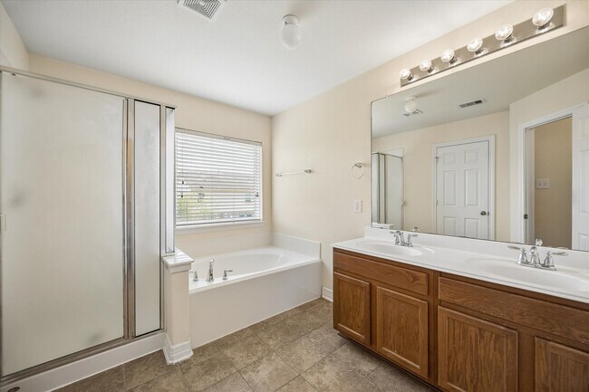 Building Photo - 10108 Hidden Creek Falls Ln