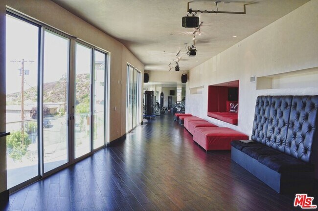 Building Photo - 6425 Weidlake Dr