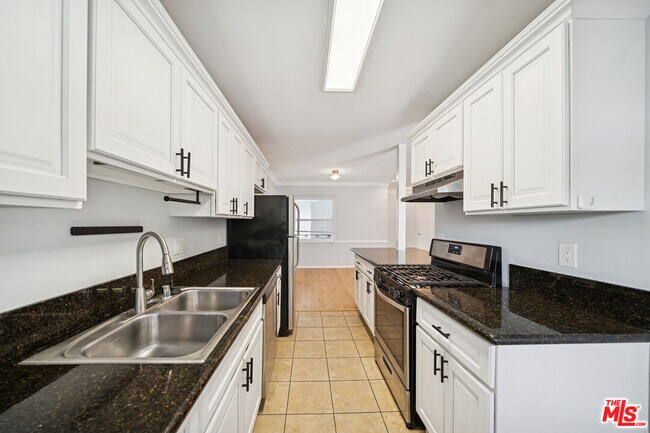 Building Photo - 1270 Havenhurst Dr