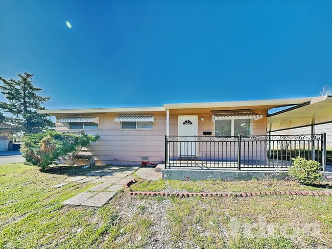 Building Photo - 1001 Akard Dr