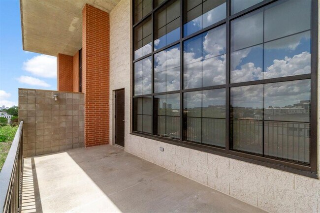 Building Photo - 1025 S Shepherd Dr