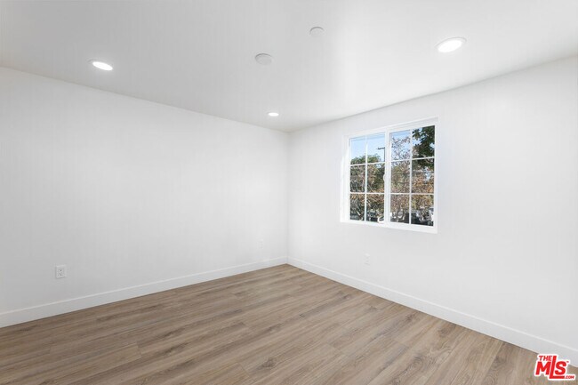 Building Photo - 498 E 52nd St