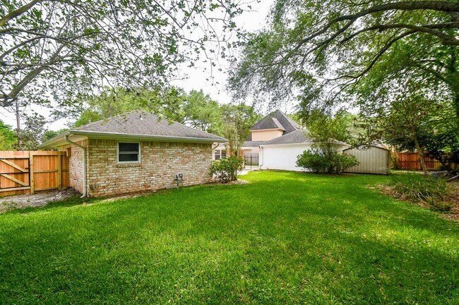 Building Photo - 3007 Broadmoor Dr