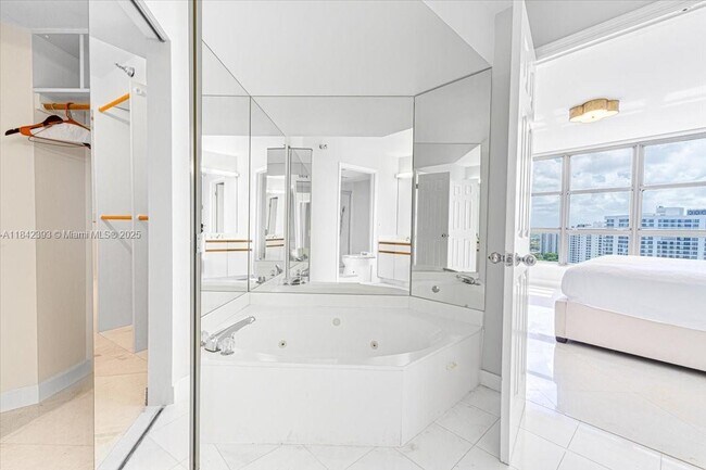 Building Photo - 3500 Mystic Pointe Dr