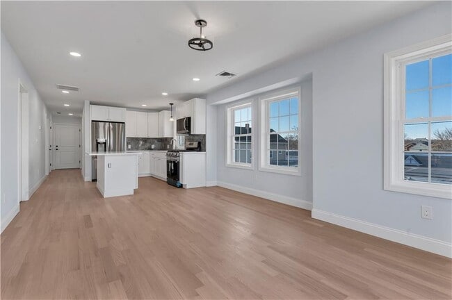 Building Photo - 10 Anthony Ave