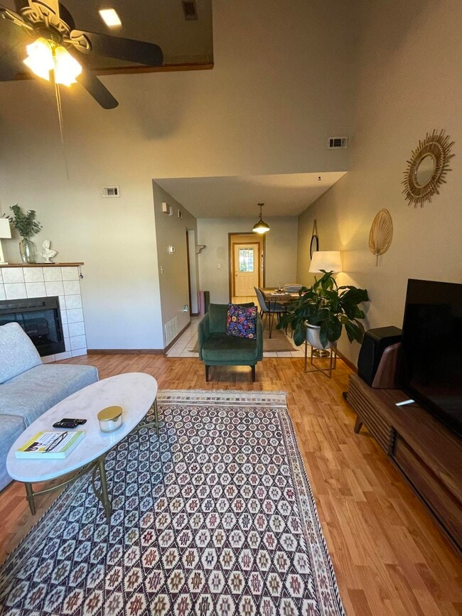 Building Photo - 1008 Pineview Blvd