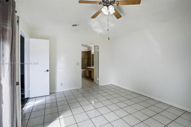 Building Photo - 581 Lakeside Cir