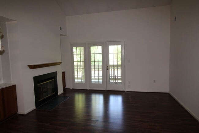 Building Photo - Very well maintained 2-bedroom 2-bath cond...