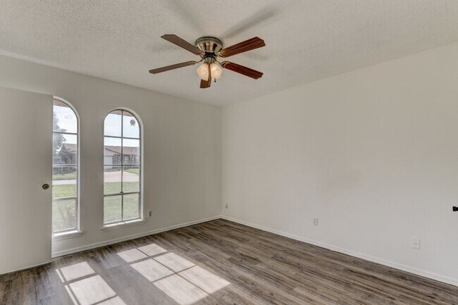 Building Photo - Cozy & Stylish Living Near ESA Park with F...
