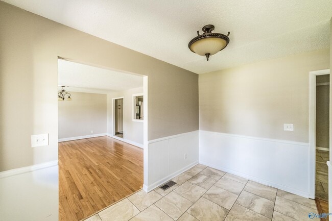 Building Photo - 2107 Edinburgh Dr SW