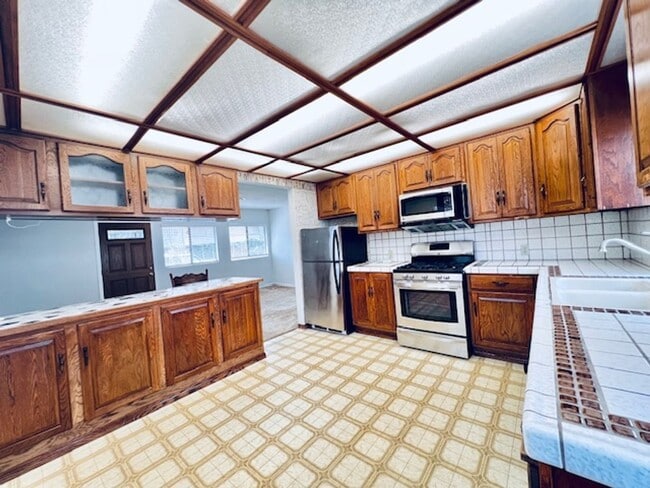 Building Photo - Spacious 2 bedroom 1 bath house for rent with large Garage & off st. parking