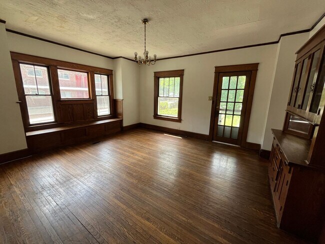 Building Photo - 5 BD/2BA Home next to Kirkwood with fenced backyard!