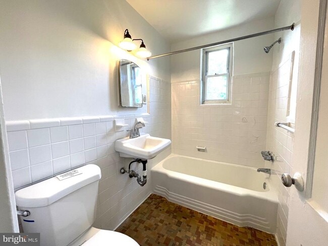 Building Photo - 108 Varnum St NE