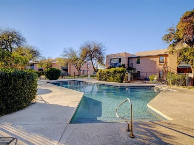 Building Photo - 2 Bedroom 2 Bathroom with Community Pool and Spa!