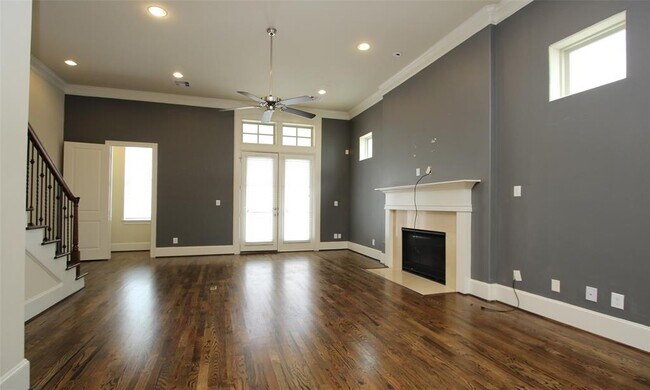 Building Photo - 2027 Fannin Station W