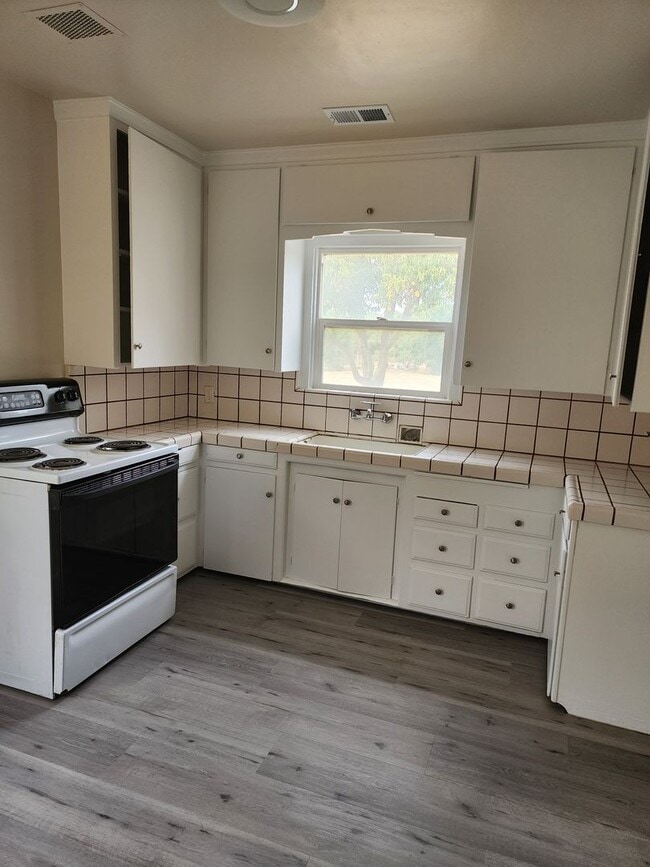 Building Photo - Country Home Between Empire and Waterford-  3 Bedroom 1 Bathroom With Central Heat And Air