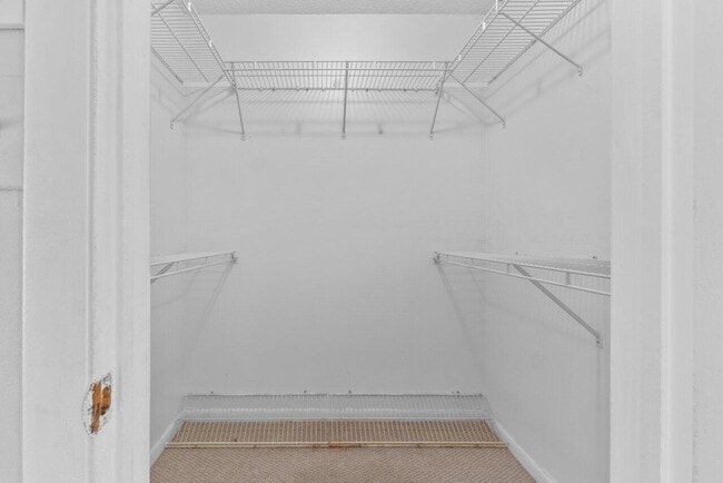 Building Photo - 2 Golfs Edge