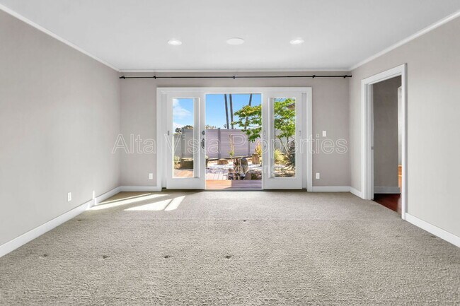 Building Photo - 5940 La Jolla Mesa Dr