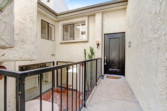 Building Photo - La Canada Townhouse In the Golf Course Com...