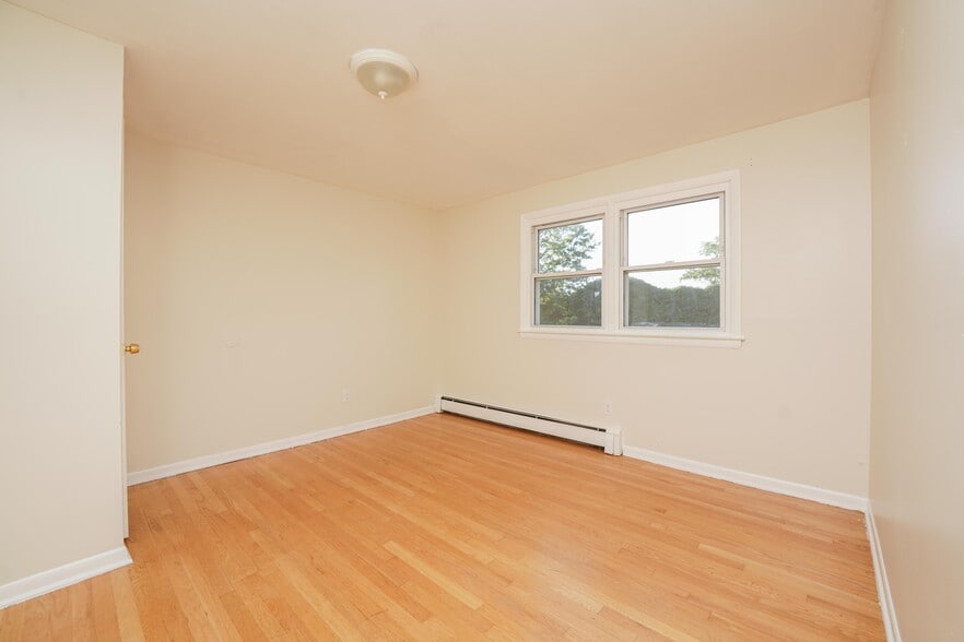 Building Photo - 142 Maple Ave