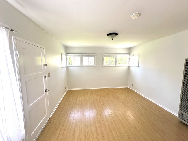 Building Photo - 409 W Ellis Ave