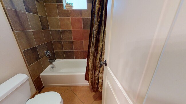 Building Photo - 3 Bedroom House by the Golf Course Fully Furnished