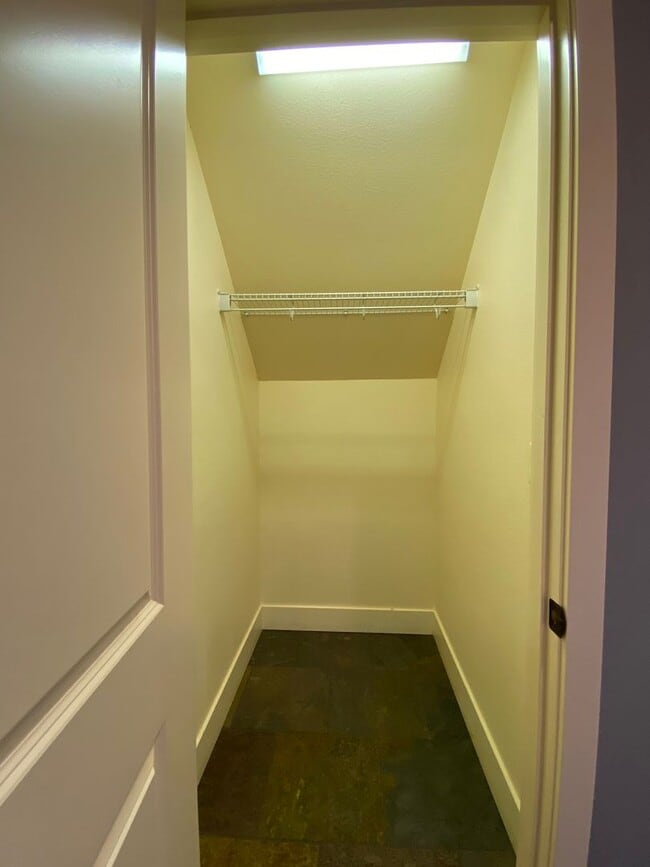 Building Photo - Spacious 3 BR w/ all wood floors and great midtown Bend location