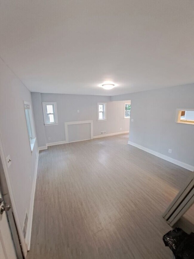 Building Photo - Mid-Century Modern SFH 3-Level, All Utilit...