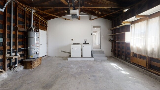 Building Photo - Newly Renovated (2022)! Amazing Location! ...