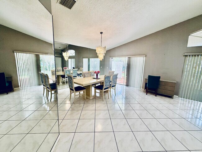 Building Photo - 10921 Royal Caribbean Cir