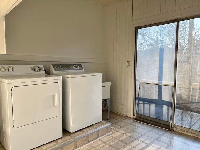 Building Photo - 1832 Green St