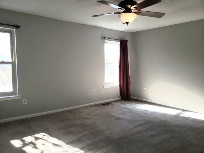 Building Photo - Vaughn Rd Convenient!