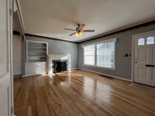 Building Photo - Spacious Multi-Level Living with Vaulted Ceilings and Backyard Access