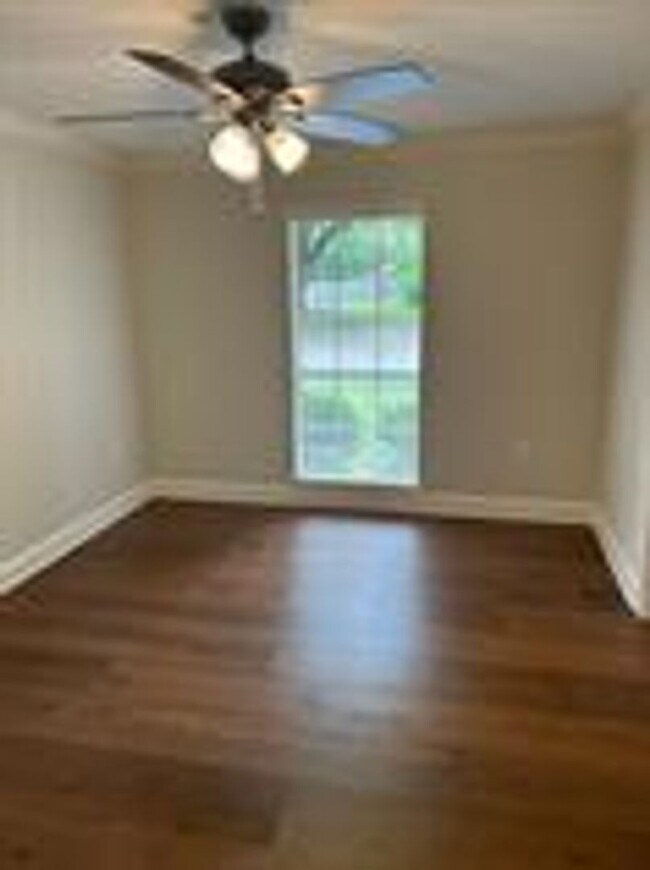Building Photo - Spacious 3 bed/2 bath rental - Available early June!