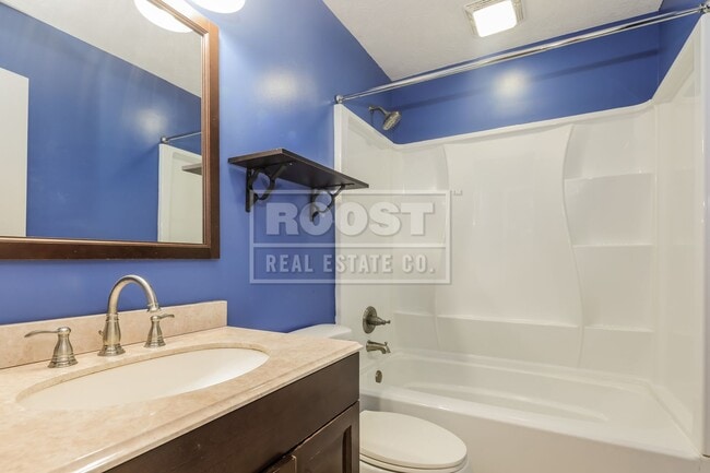 Building Photo - Three bedrooms, two bathroom single family home in Springfield.