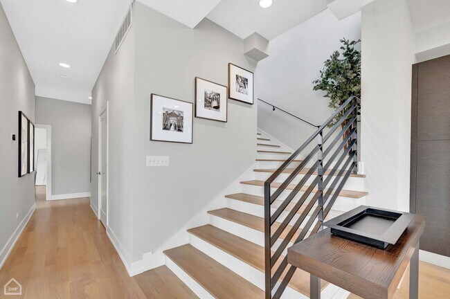 Building Photo - 1312 W Madison St