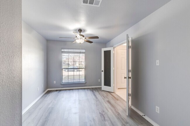 Building Photo - 113 W Deer Horn Pass