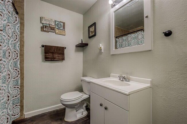 Building Photo - Recently Remodeled 3-Bedroom Home with Gat...