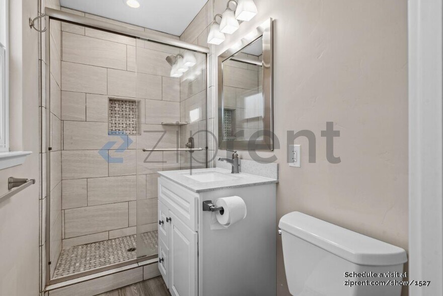 Building Photo - Unit Front House