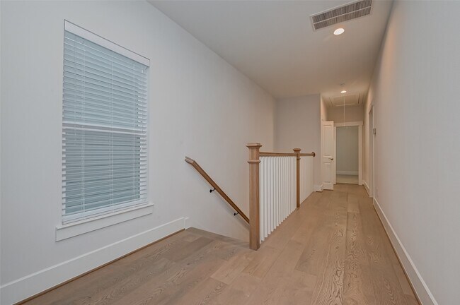 Building Photo - 10 Thorpe Ln