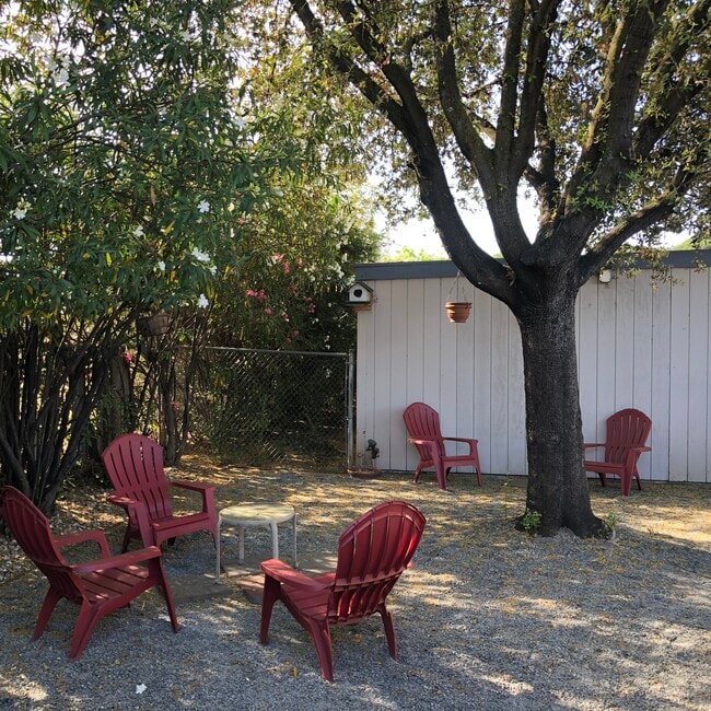 Building Photo - Holly Oaks Apartments