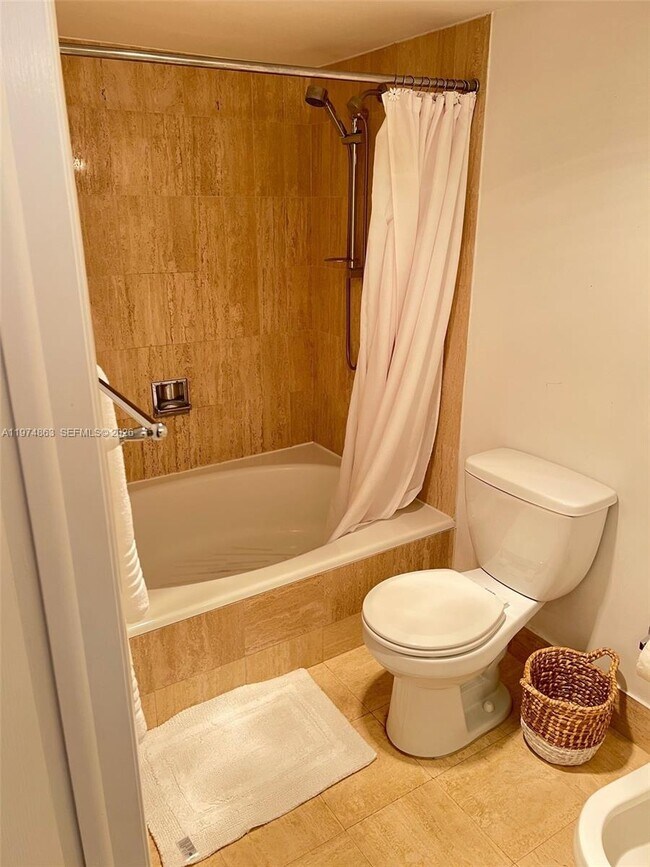 Building Photo - 2025 Brickell Ave