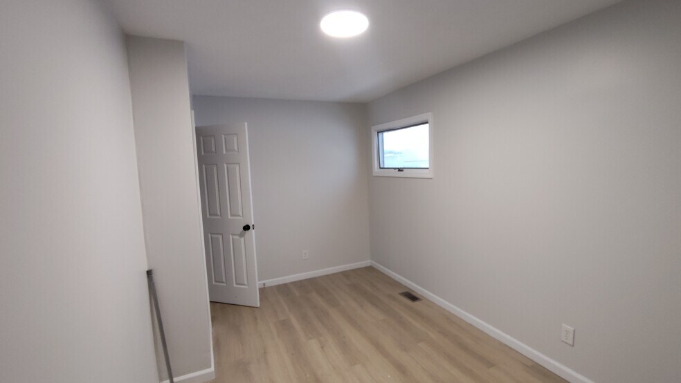 Building Photo - 223 Ash St