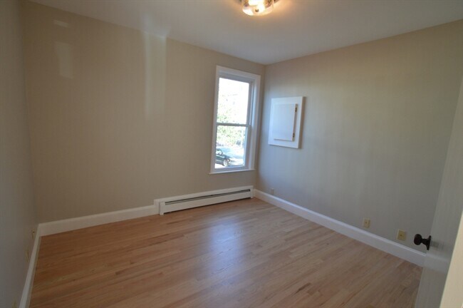 Building Photo - 14 Roundy St