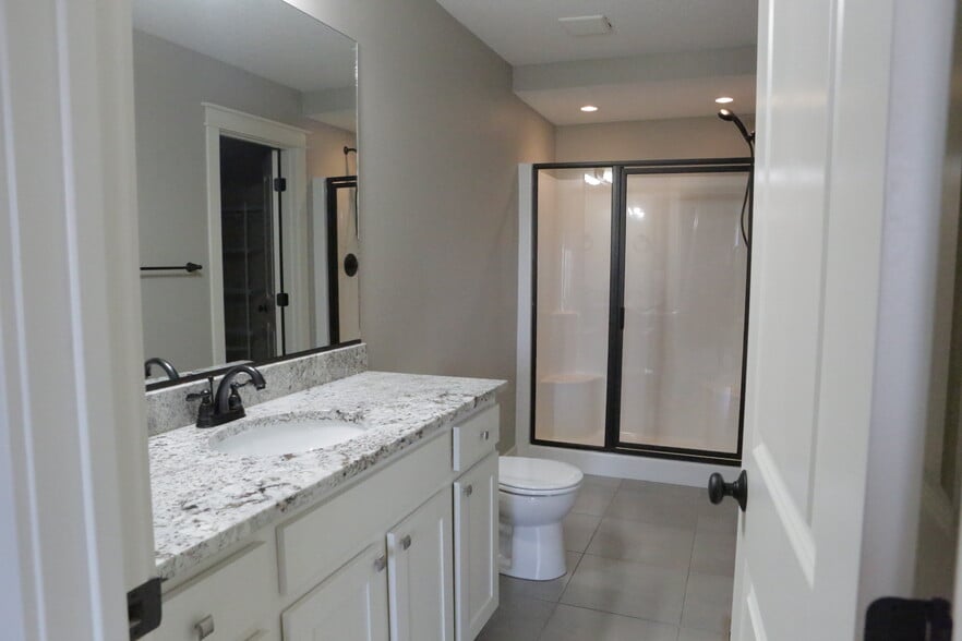 Primary Bath - 2936 SW Country Ln