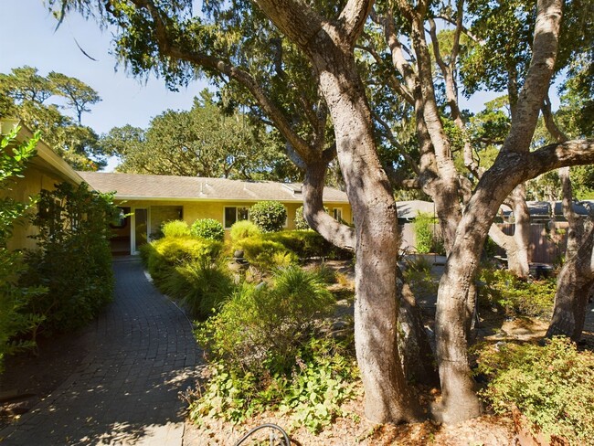 Building Photo - Luxury Living in Pebble Beach