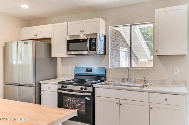 Building Photo - 1831 Cottonwood Dr